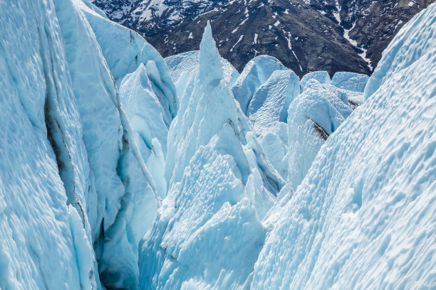 俯视阿拉斯加马塔努斯卡冰川的冰瀑。图片下载