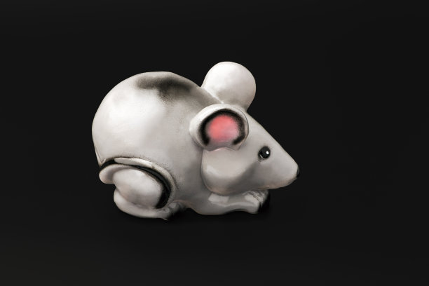 小猪储蓄罐的形状是一只灰色的老鼠或老鼠坐在黑色的背景上。2020年是金属鼠年图片下载