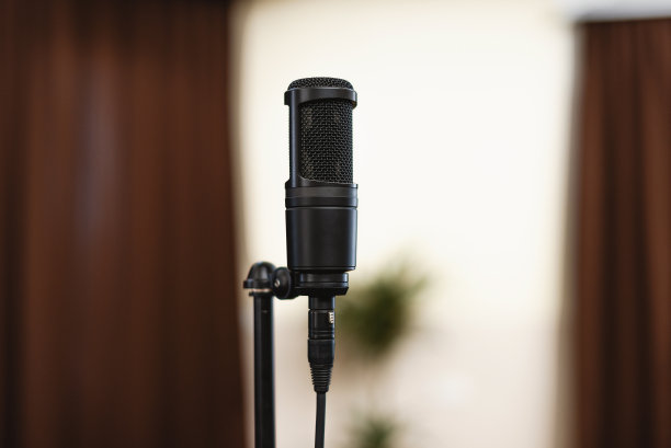 在某个会议上，舞台上一个黑色麦克风的照片图片下载