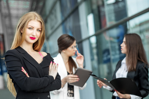 年轻的成功女性，穿着商务套装。对生意、老板、工作和成功的概念。图片下载