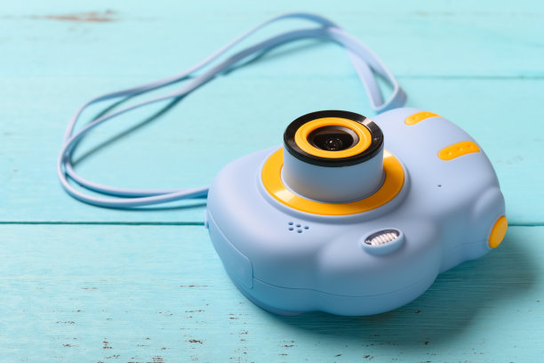 蓝色木桌上的儿童数码相机图片下载