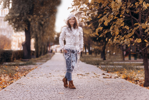 秋日穿雨衣的自然女性美图片下载