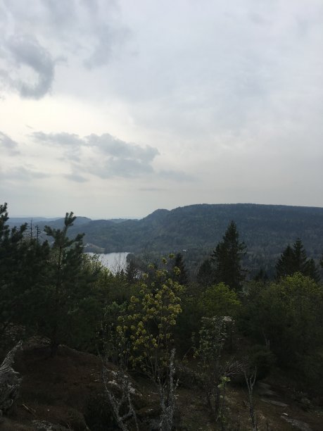 山景灰色天空图片下载