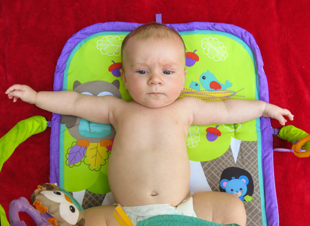 6个月大，双臂伸开的婴儿图片下载