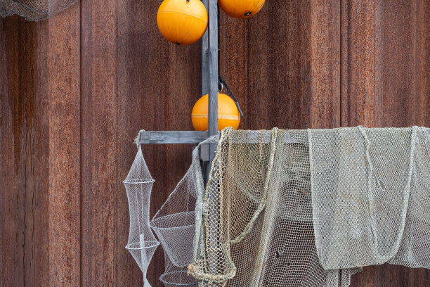 晒旧洞渔网。海上航海背景纹理。图片下载