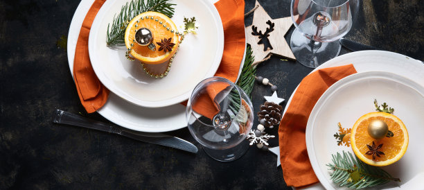 圣诞餐桌布置。图片下载