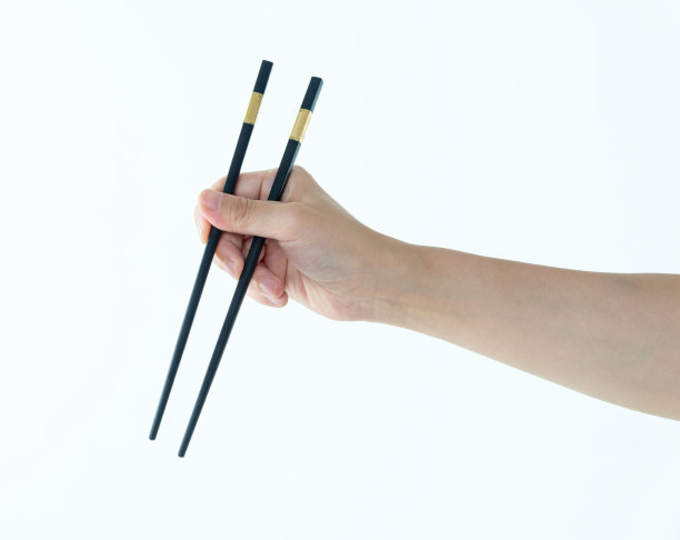 女人用筷子夹着白底图片下载
