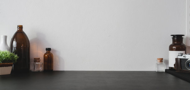 黑色桌子和白色墙壁上带有复制空间和办公用品的现代工作场所裁剪照片图片下载