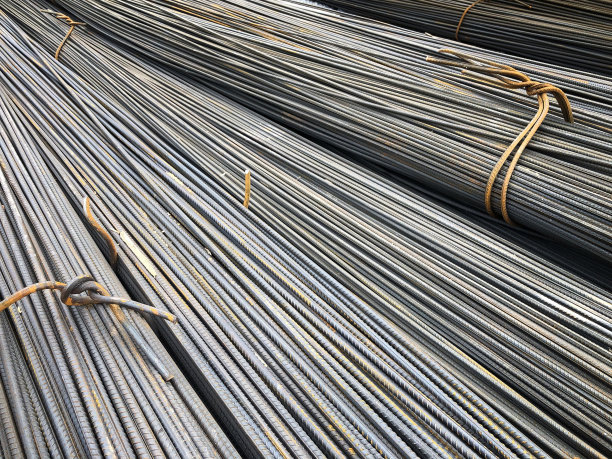 钢筋与金属丝绑在室外仓库图片下载