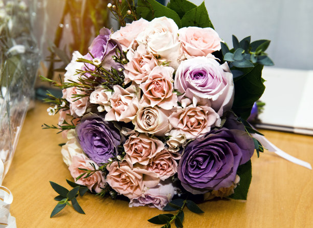 桌上放着新娘的玫瑰花束图片下载