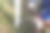 工人用焊机焊接房子周围的栅栏。图片下载