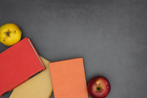 美丽的秋天装饰与树叶在木制的背景图片下载