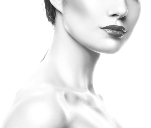 性感的嘴唇，部分美丽的模特女人的脸。黑色和白色图片下载