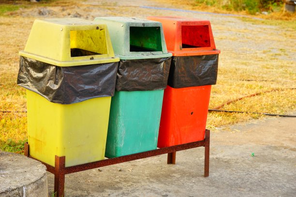 花园里的塑料回收站图片下载