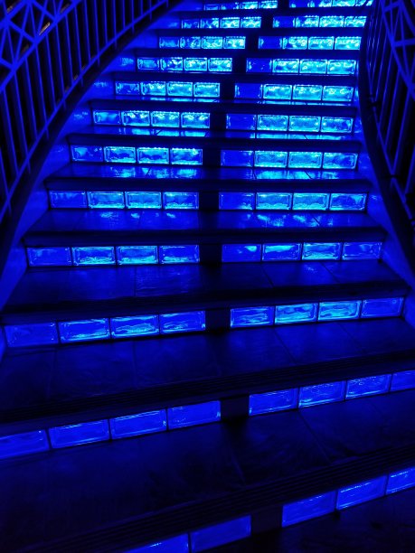 深蓝色的弯曲玻璃楼梯上升特写图片下载