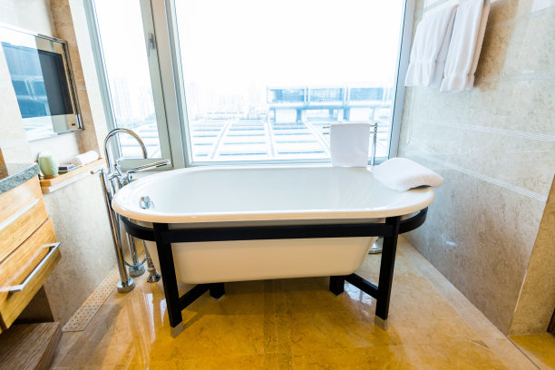 现代浴室，白色浴缸图片下载