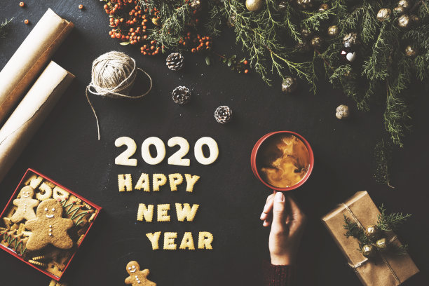 手捧咖啡，2020年新年概念桌顶拍图片下载