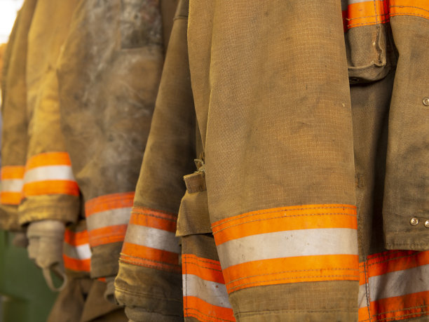 一排消防员的外套图片下载