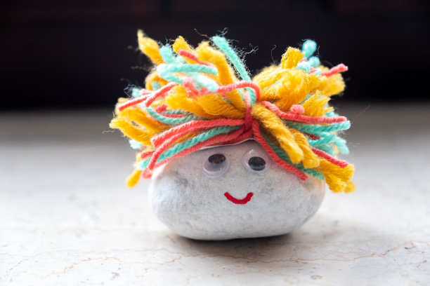 可爱的毛茸茸的可爱的岩石笑脸图片下载