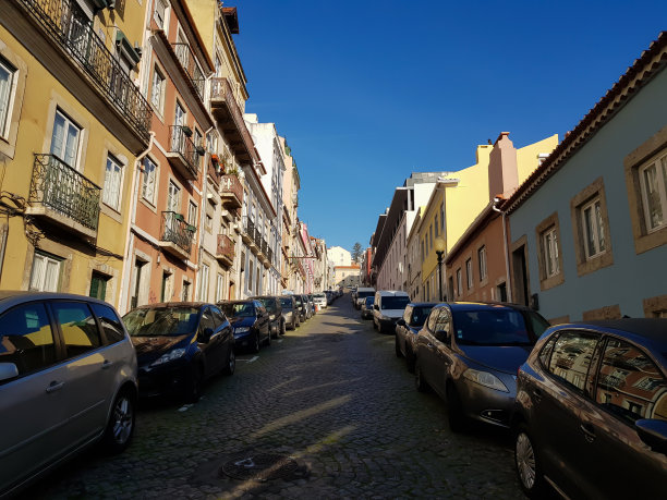 里斯本典型街道上的一排房子图片下载