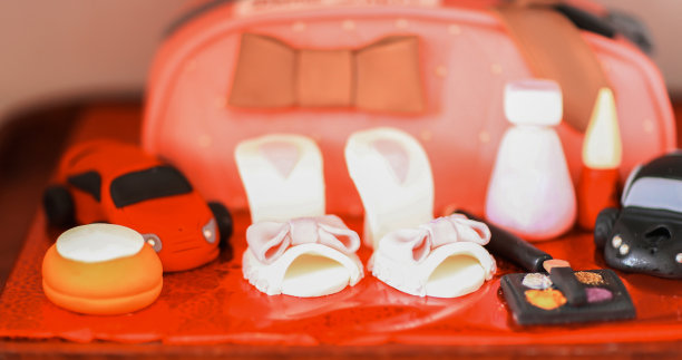 玩具和儿童化妆品放在小女孩旁边的桌子上图片下载