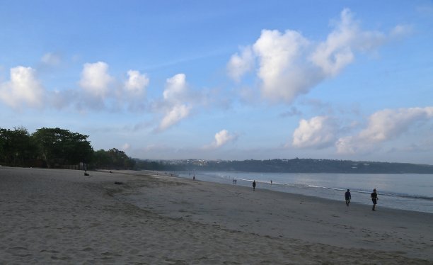清晨在海岸上，在云和平坦的海洋下沿着海岸散步图片下载