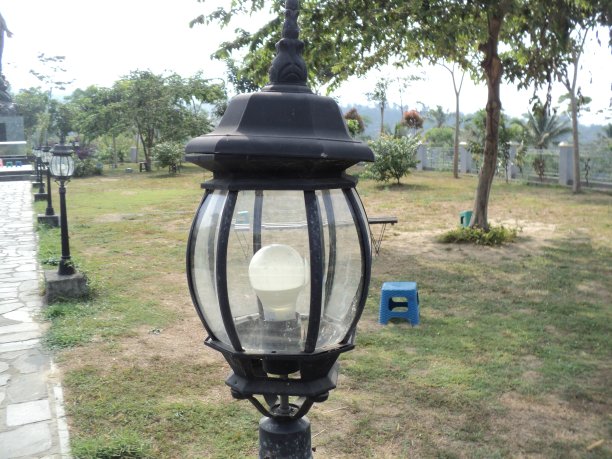 有黑色灯杆的花园灯图片下载