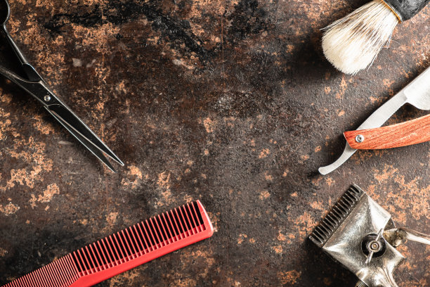 美发剪刀，老式手工剪，梳子，刷子，危险的剃须刀，都在一个生锈的老漂亮的表面上。图片下载