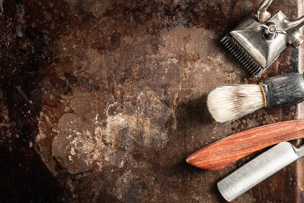 美发剪刀，老式手工剪，梳子，刷子，危险的剃须刀，都在一个生锈的老漂亮的表面上。图片下载