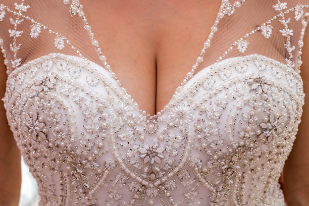 低胸，女胸，白色婚纱图片下载