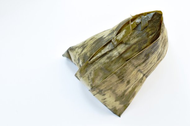 端午节用香蕉叶蒸糯米、猪肉和咸蛋图片下载