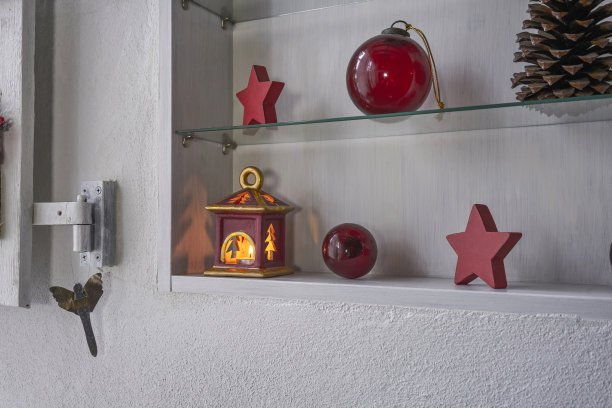 圣诞装饰在红白相间的架子上，烛光在灯笼里，红红的灯，阁楼公寓图片下载