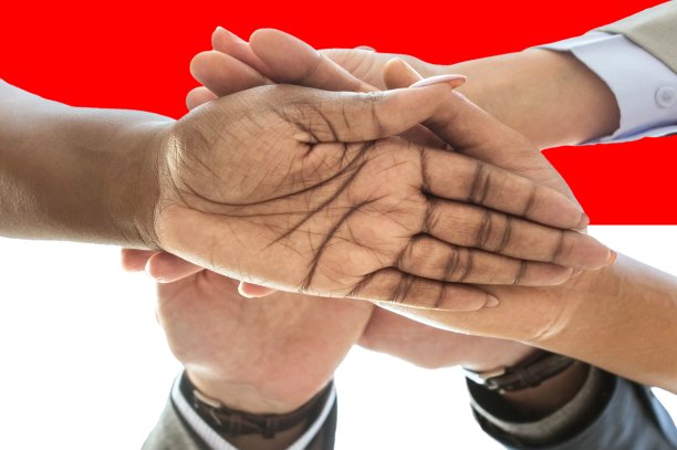 印度尼西亚的旗帜，一个多元文化的年轻人群体的融合图片下载