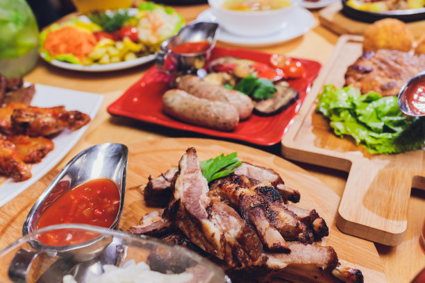 餐桌上有各种小吃和沙拉。鲑鱼，橄榄，葡萄酒，蔬菜，烤鱼吐司。家庭庆祝晚宴的概念。感恩节,圣诞节。veiw。图片下载