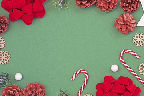季节性的圣诞节平铺着白色的传统糖果手杖和冷杉树枝和雪球在空白的绿色背景与空白填补图片下载