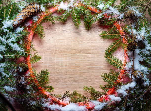 圣诞圆形框架由霓虹灯和冬天的东西在木材背景图片下载