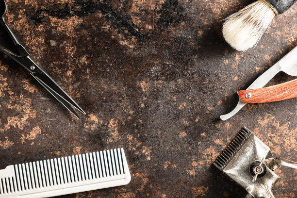 美发剪刀，老式手工剪，梳子，刷子，危险的剃须刀，都在一个生锈的老漂亮的表面上。图片下载