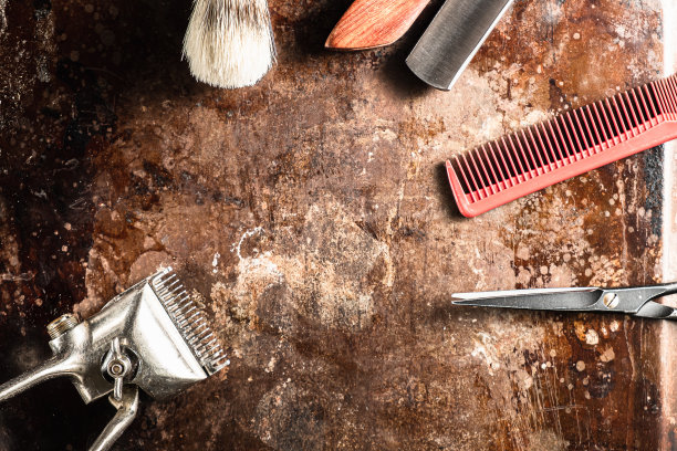 美发剪刀，老式手工剪，梳子，刷子，危险的剃须刀，都在一个生锈的老漂亮的表面上。图片下载
