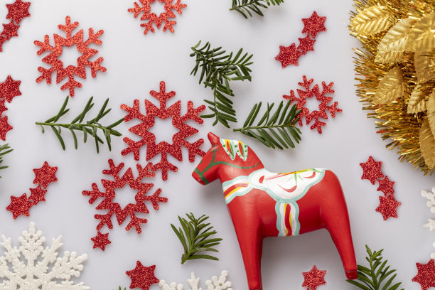 雪花和紫杉树图片下载