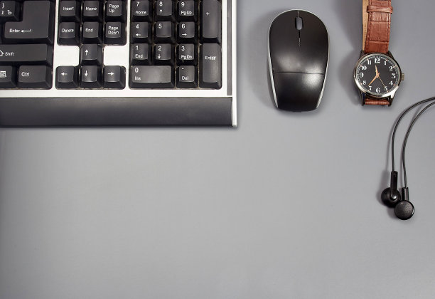 办公桌旁摆着办公用品。平铺商务办公场所及键盘、智能手机、鼠标。前视图。文本复制空间图片下载