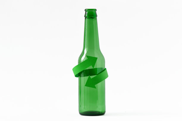 白色背景上有回收标志的玻璃瓶图片下载
