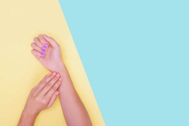 明亮的美甲在黄色和薄荷背景。图片下载