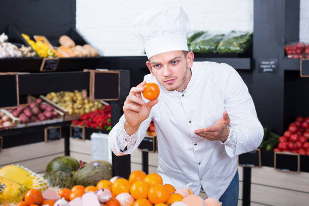 积极的厨师决定最好的水果图片下载