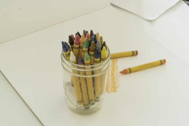 彩色蜡笔用于绘画、设计和插图图片下载