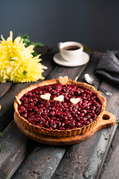 樱桃挞深色木质背景图片下载