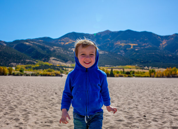 年轻的白人男孩在户外玩耍时微笑图片下载