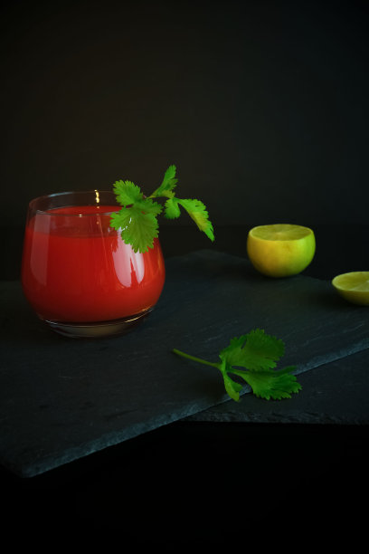 血腥玛丽鸡尾酒，香菜，欧芹和酸橙。西红柿汁。黑暗的奢华的背景。奢侈的生活图片下载