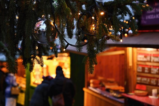 美丽的圣诞装饰在圣诞树上与灯。图片下载