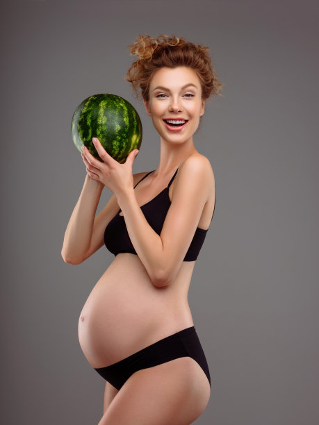 拿着西瓜的孕妇图片下载
