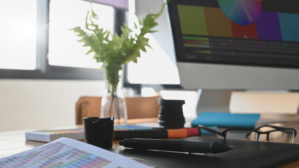 办公室创意工作场所的数字平板电脑，记事本，彩色铅笔和电脑。图片下载